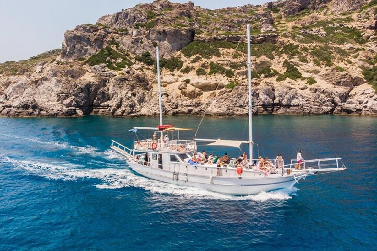 un gruppo di persone su una barca in acqua
