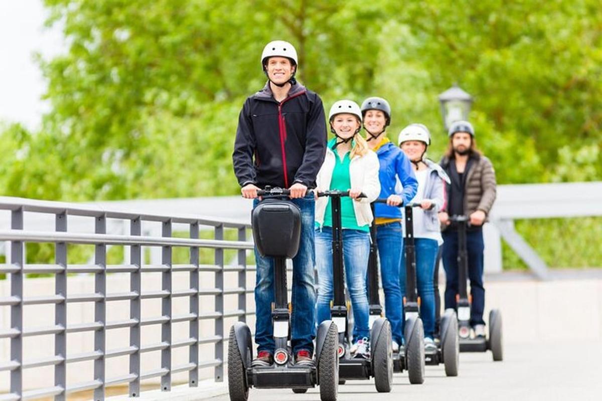 um grupo de pessoas andando de segway em uma ponte
