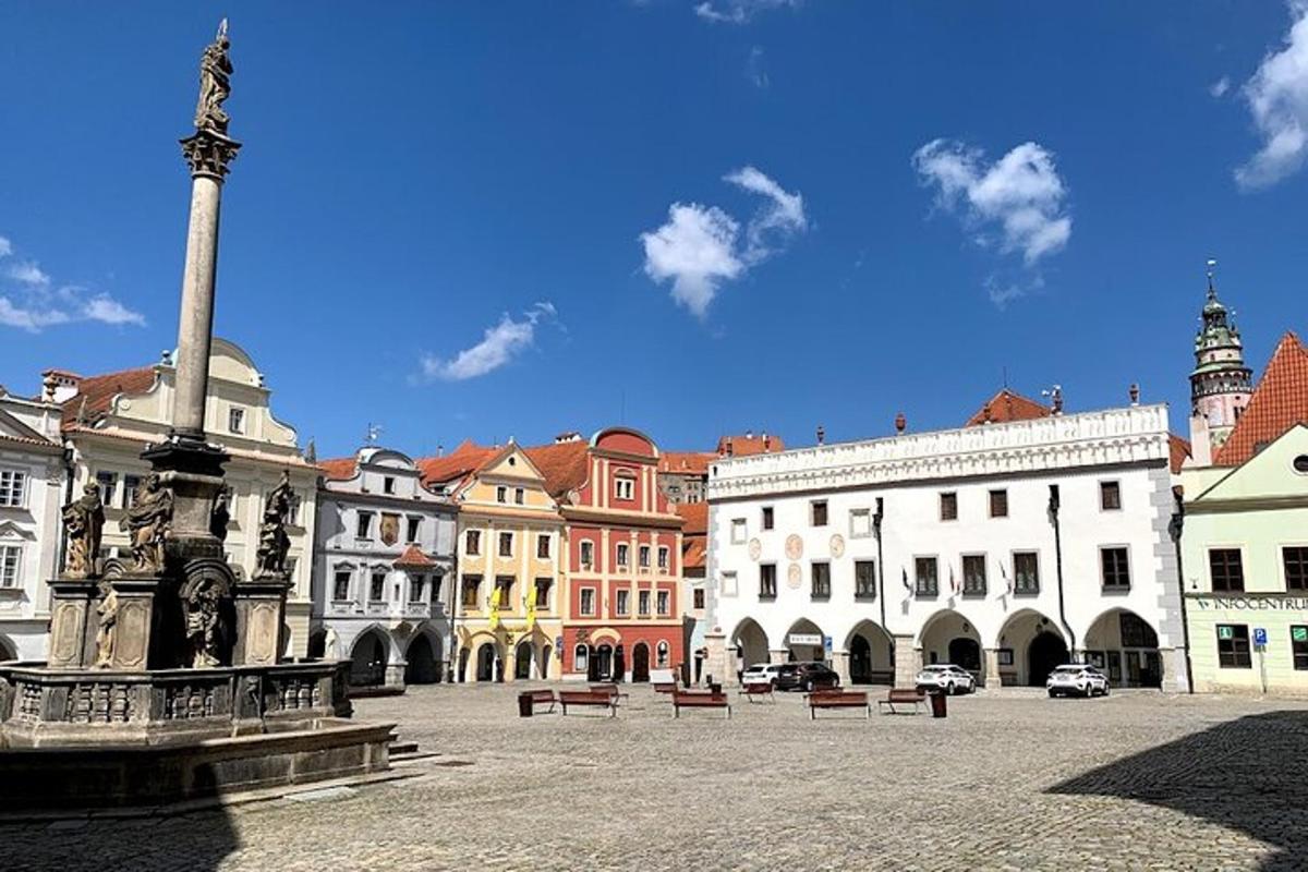 o piață a orașului cu o fântână și clădiri