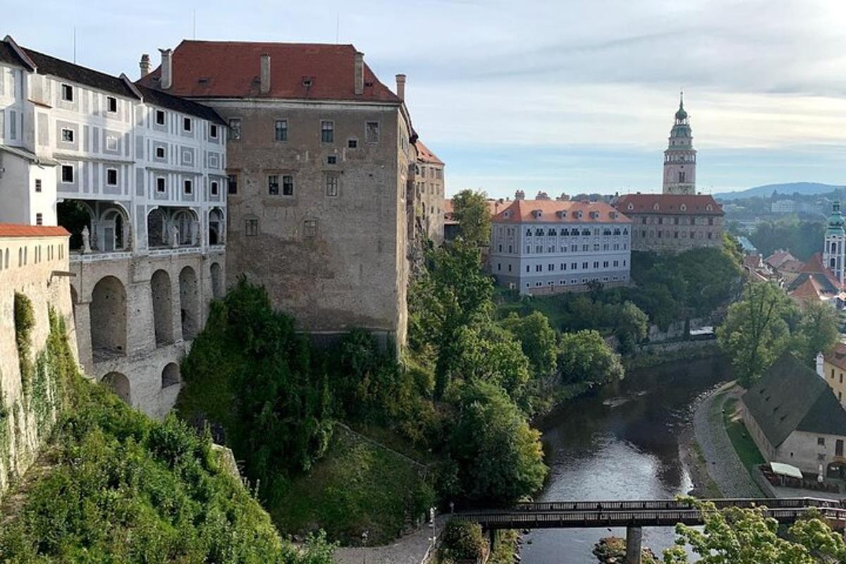 o vedere a unui oraș cu un râu și clădiri