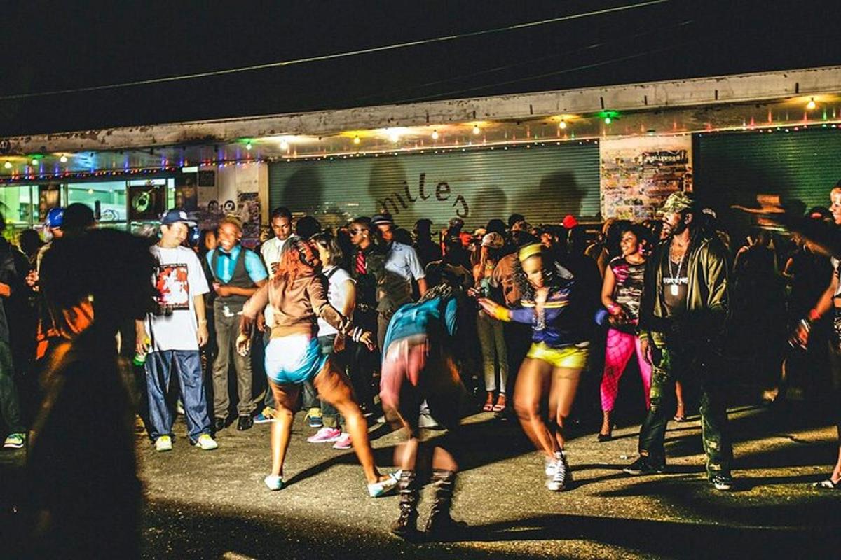 una multitud de personas caminando por una calle de noche