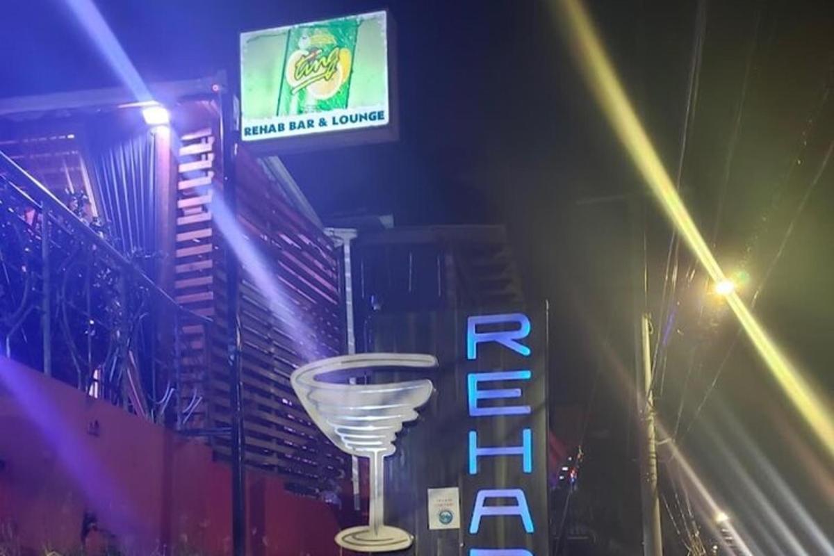 un semn pentru un bar cu un pahar de vin