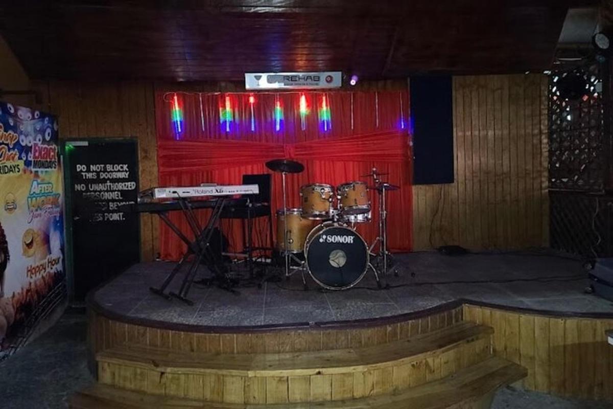 Un escenario con una batería encima