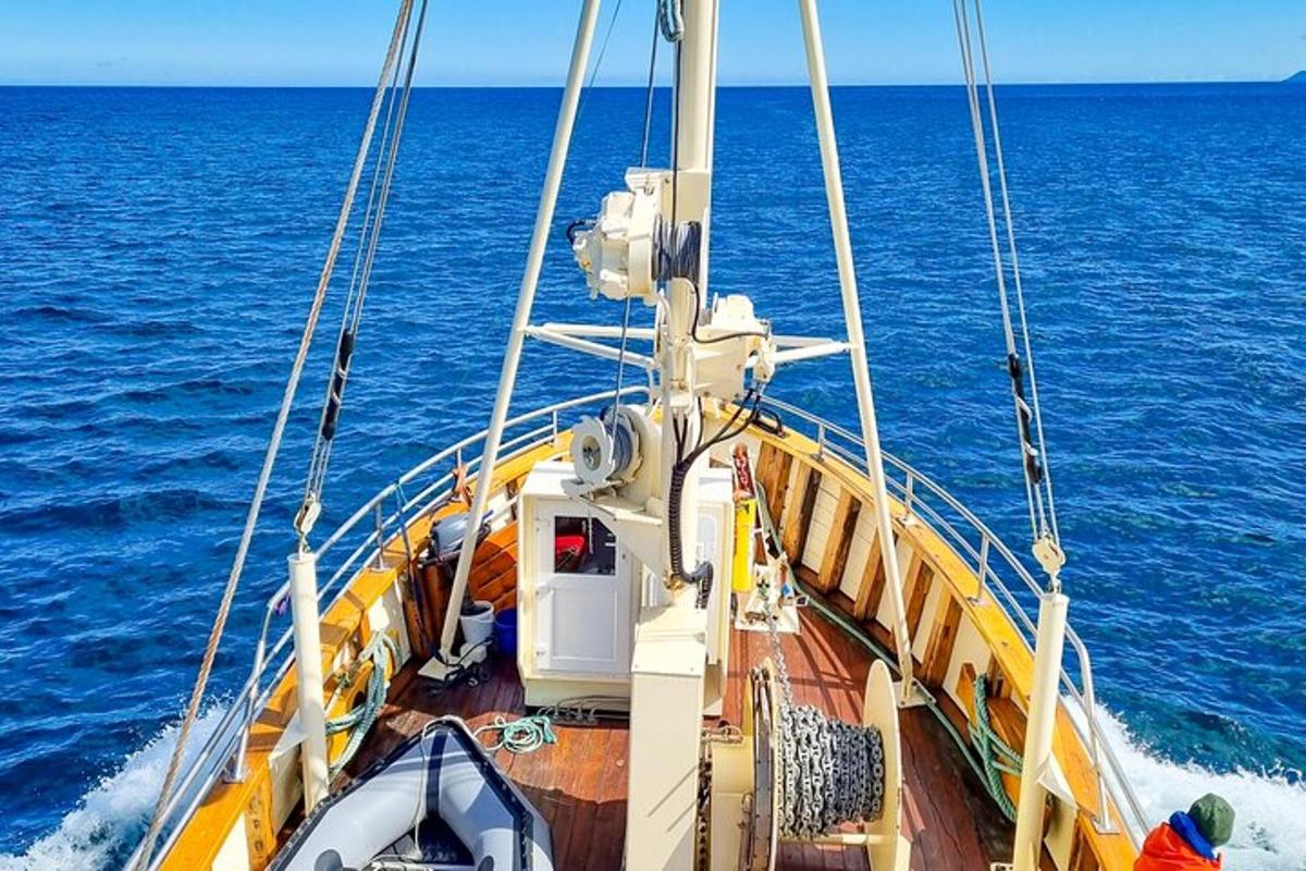 o barcă în mijlocul oceanului
