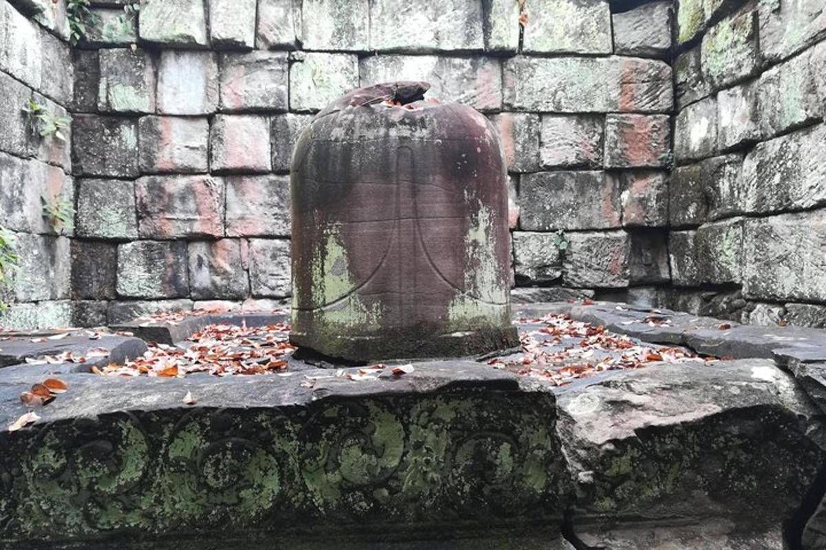 batu nisan yang duduk di hadapan dinding batu