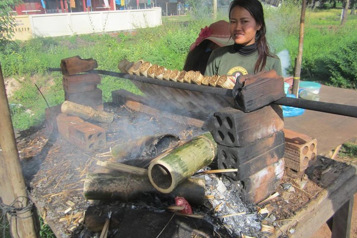 o tânără fată gătește mâncare la foc