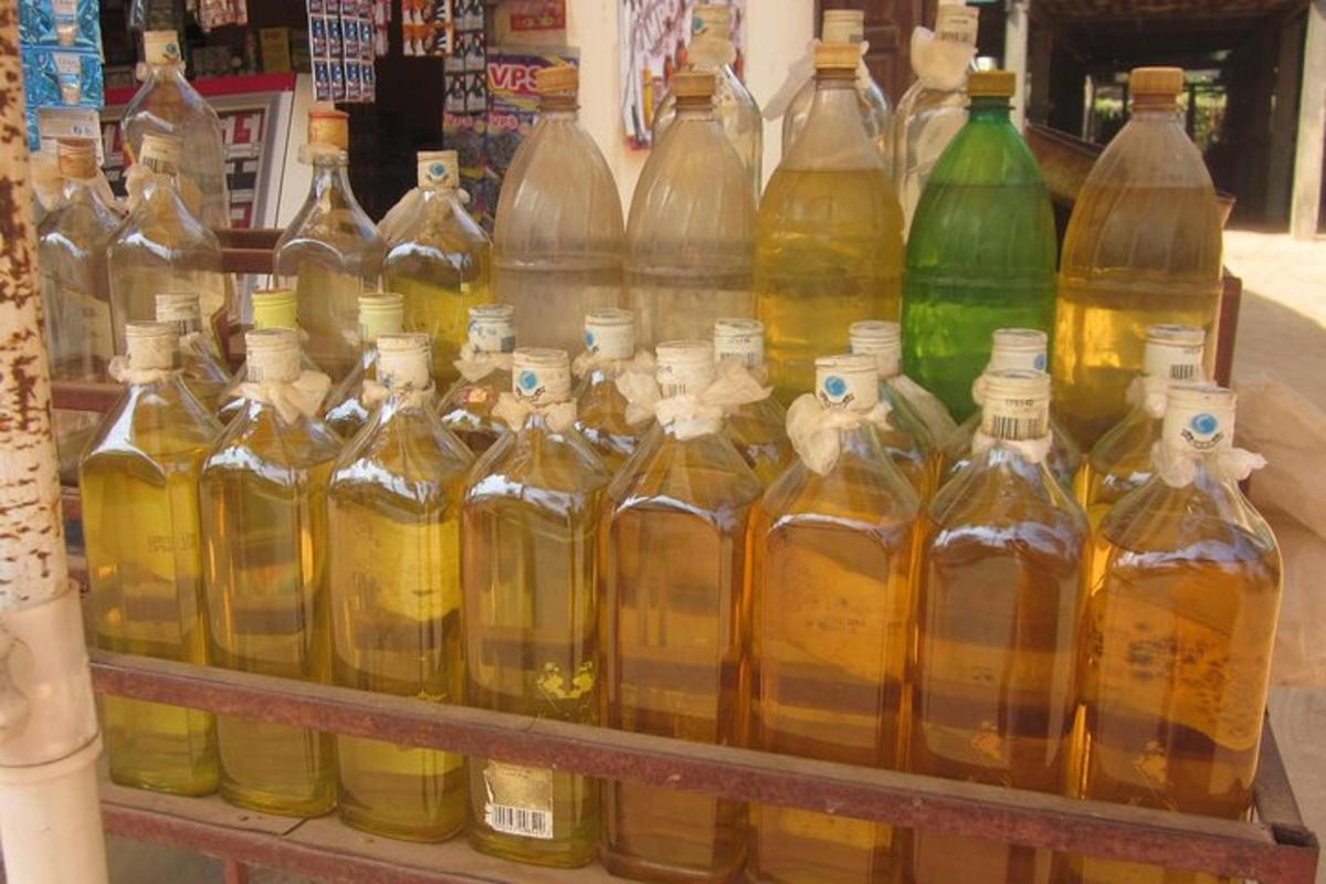 sekumpulan botol minyak di atas rak