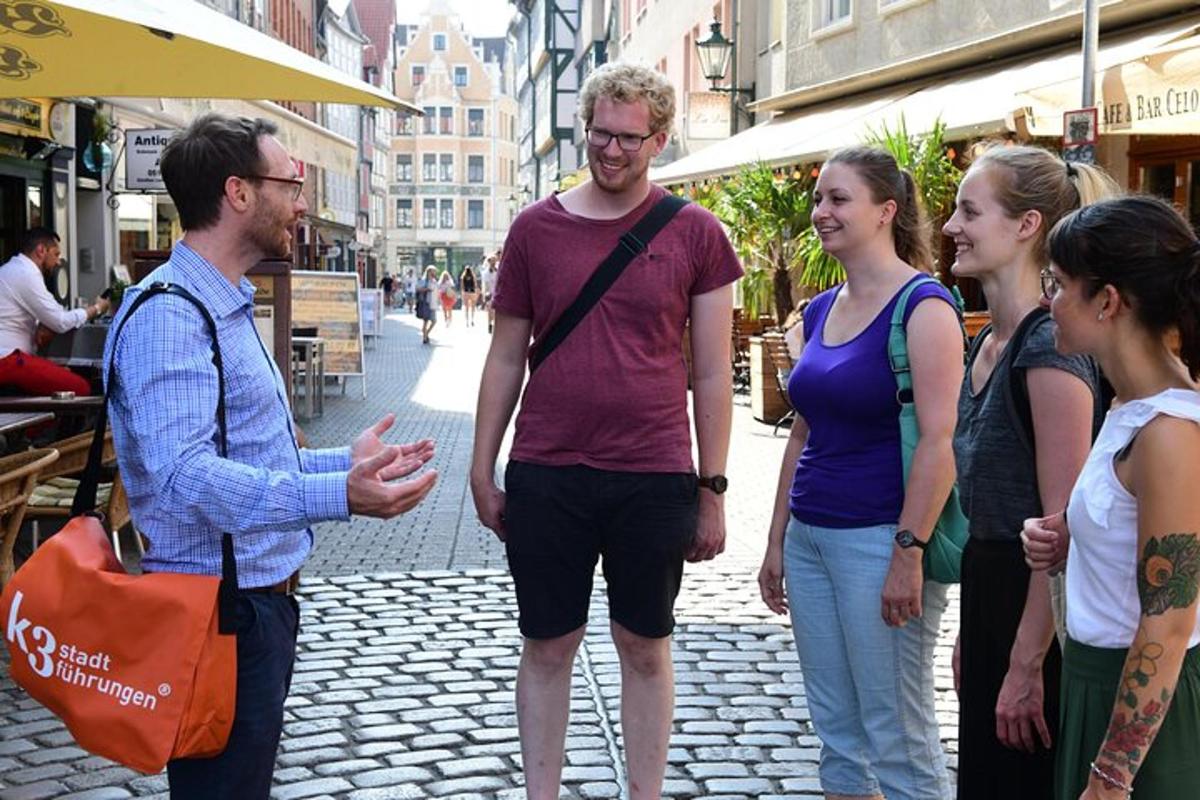 grupp inimesi seisab tänaval ja räägib