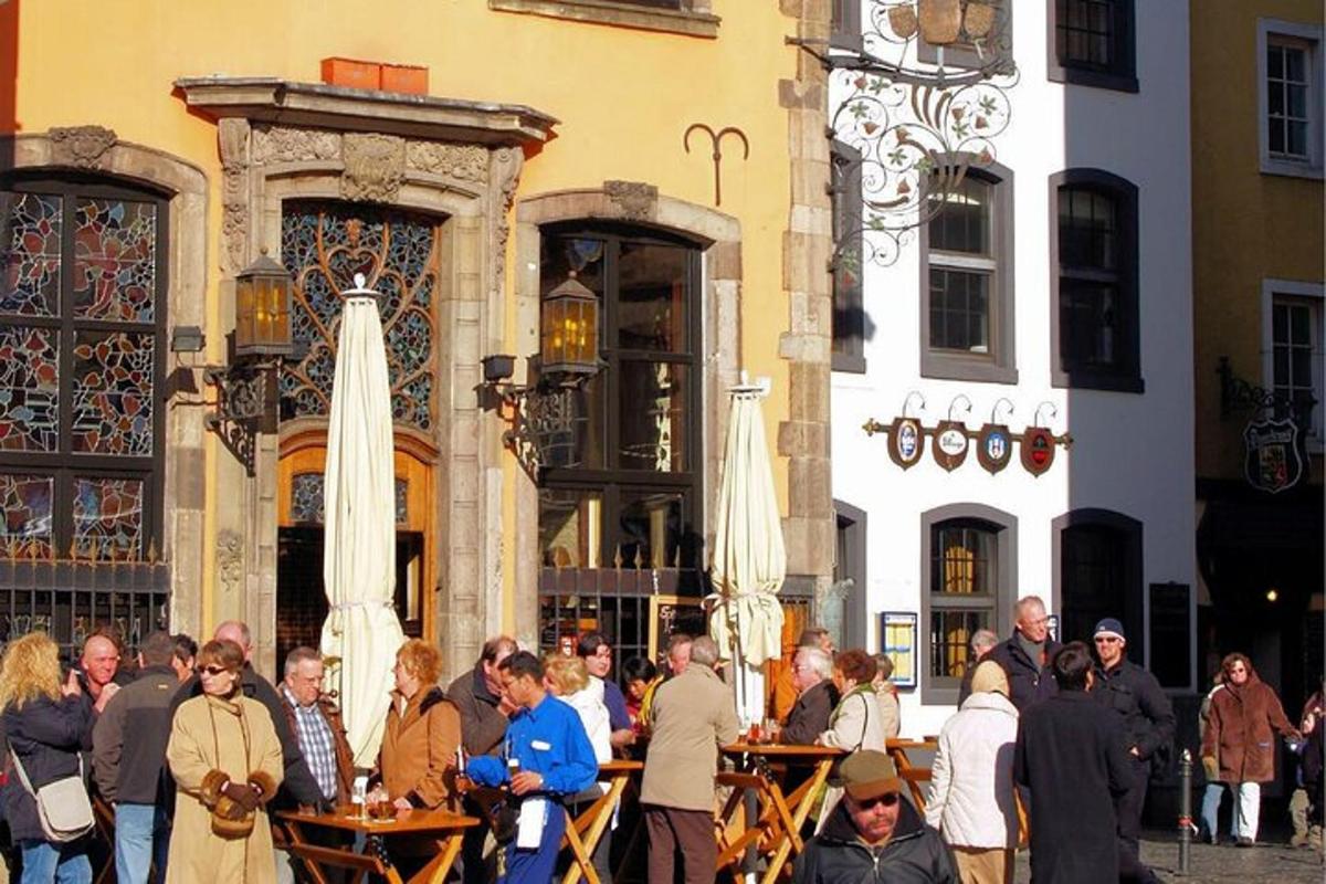 grupa ludzi stojąca przed budynkiem