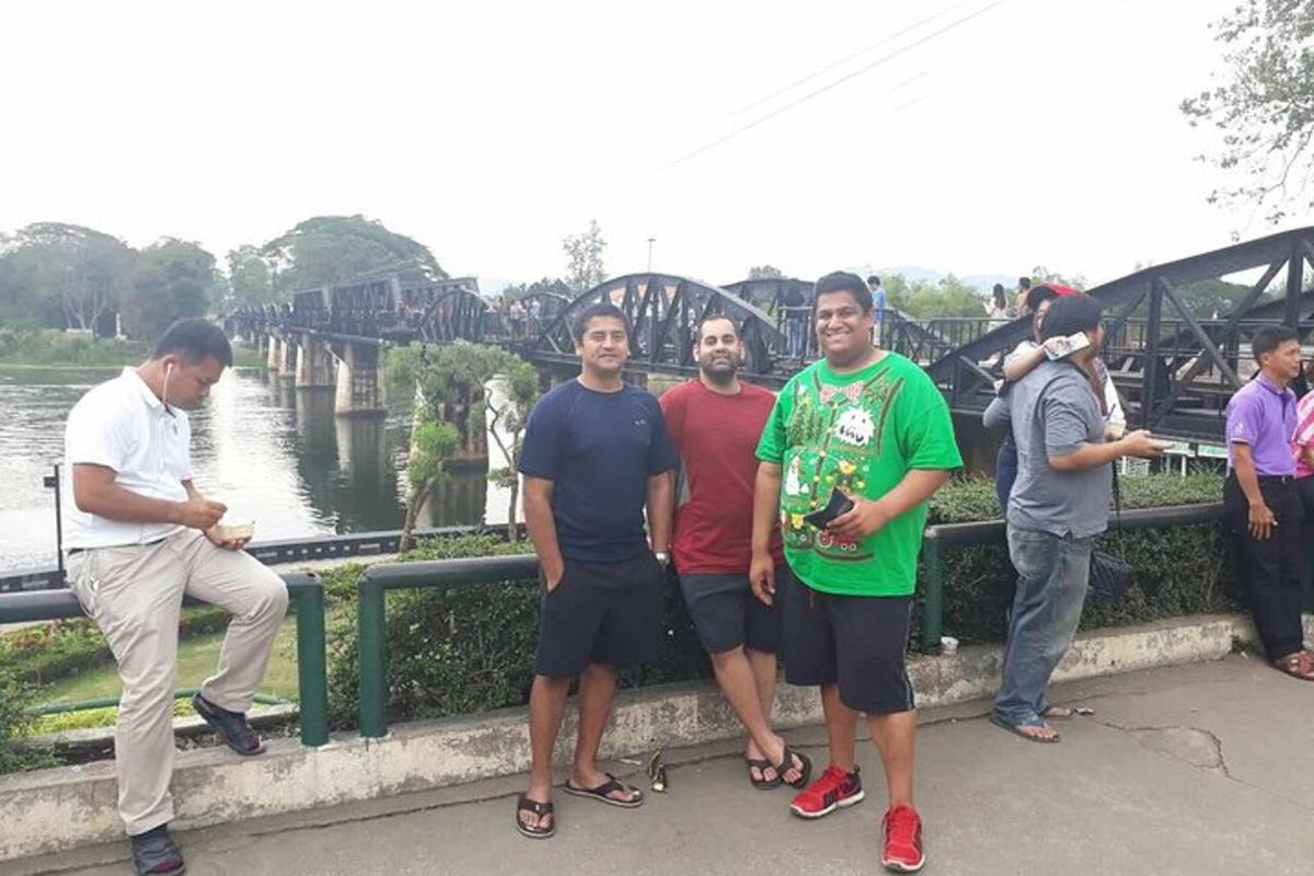 sekumpulan lelaki berdiri di sebelah jambatan