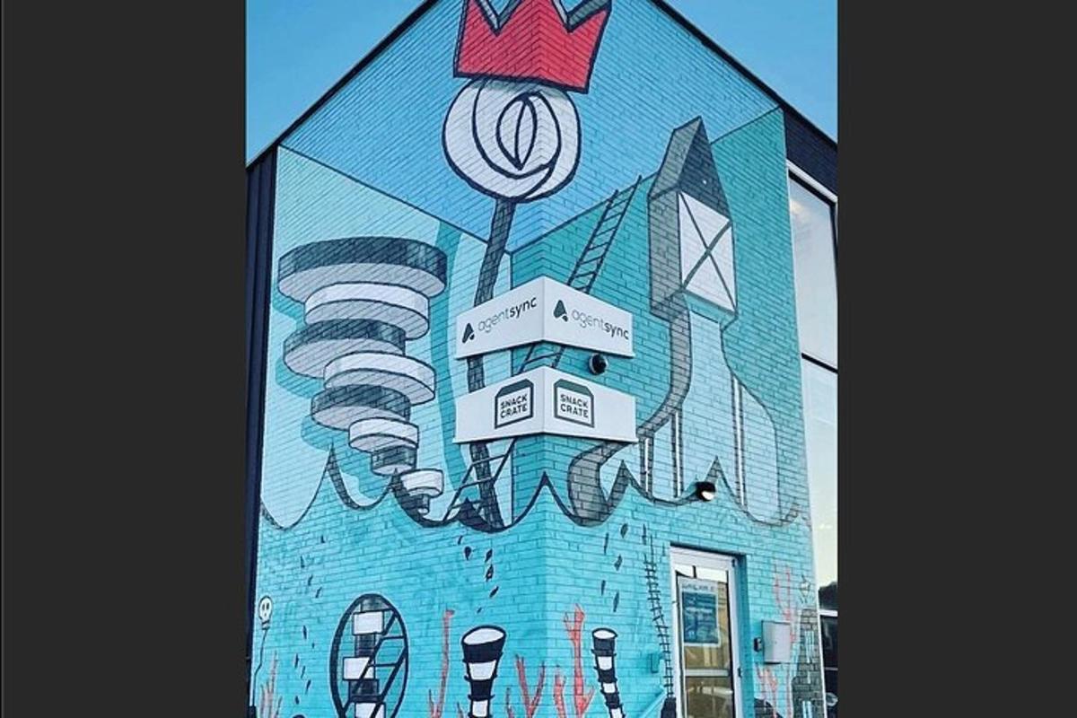 un edificio con un dipinto sul lato