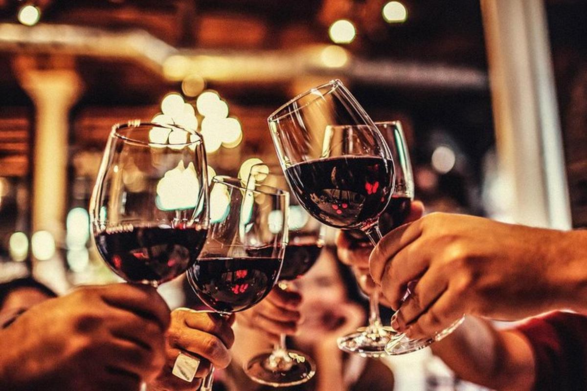 un gruppo di persone che sorreggono bicchieri di vino