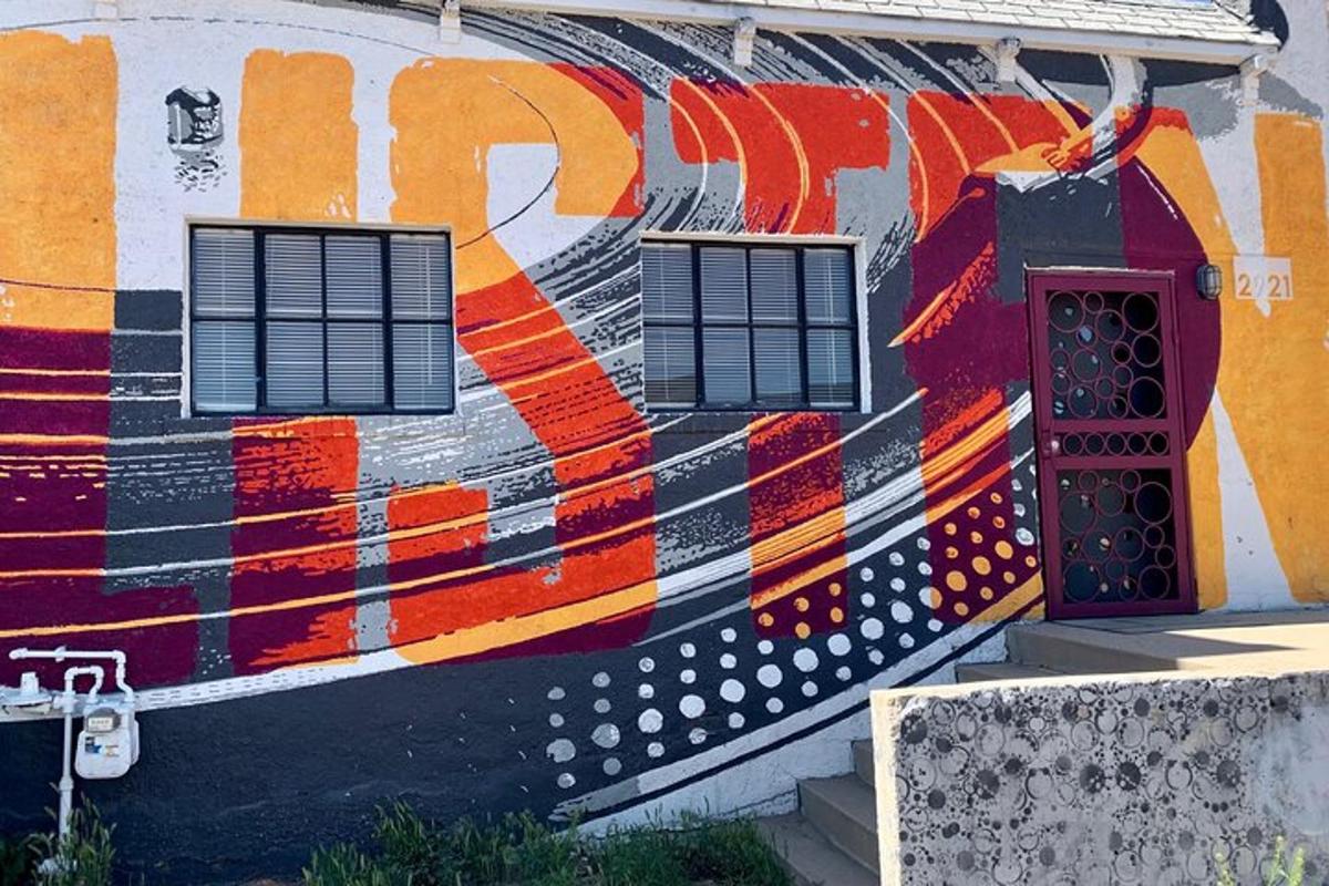 un murale sul lato di un edificio con due finestre
