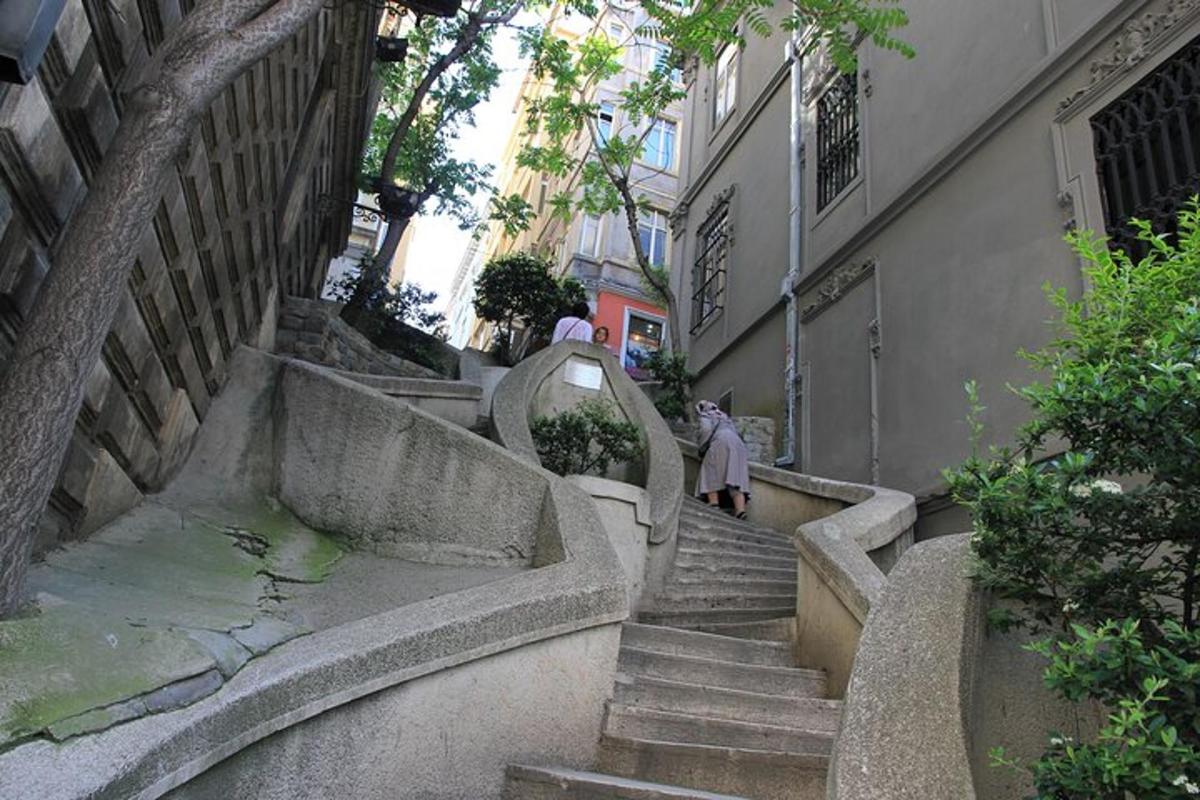 una persona bajando unas escaleras en un edificio
