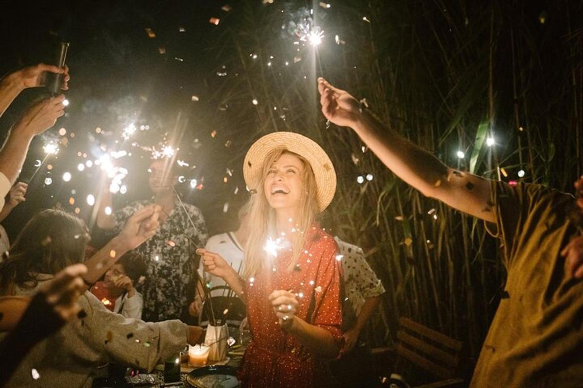 Un grupo de personas sosteniendo bengalas en una fiesta.