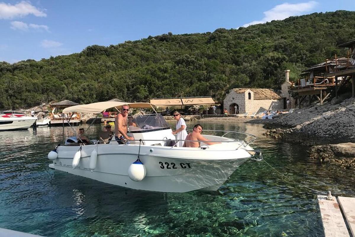 um grupo de pessoas em um barco na água