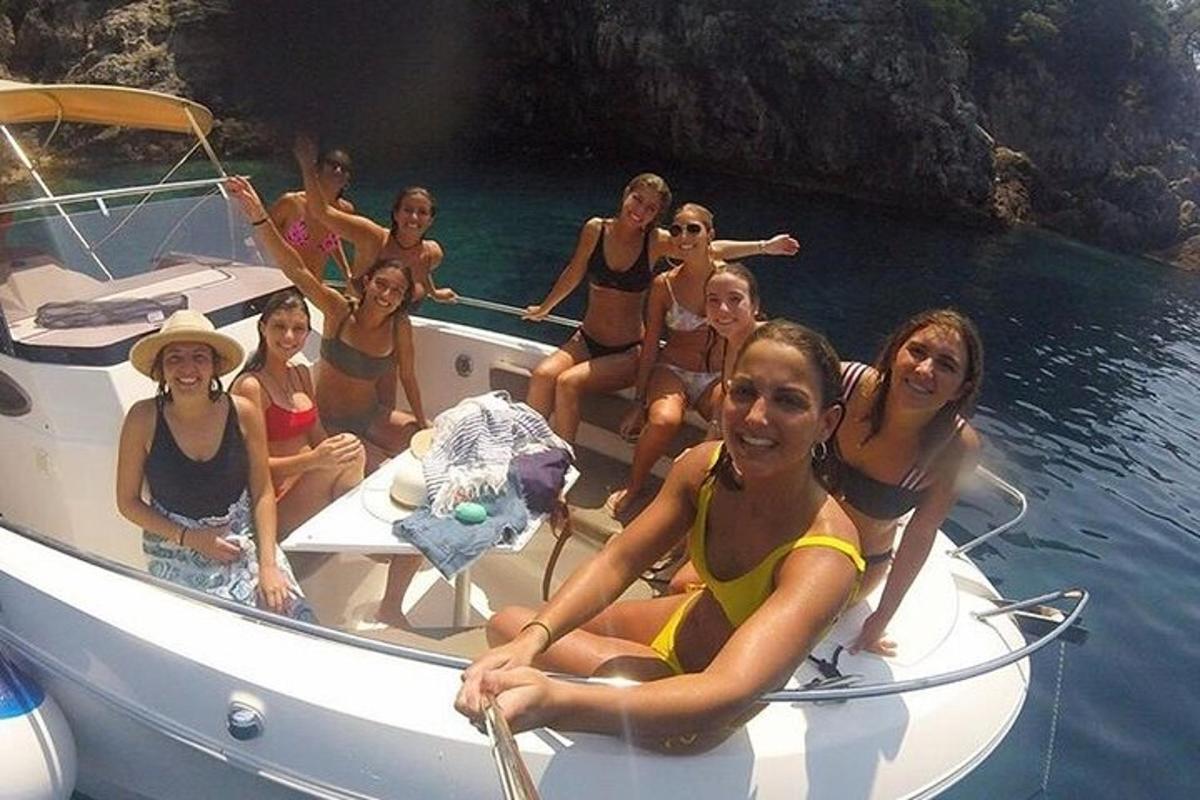 um grupo de mulheres sentadas em um barco na água