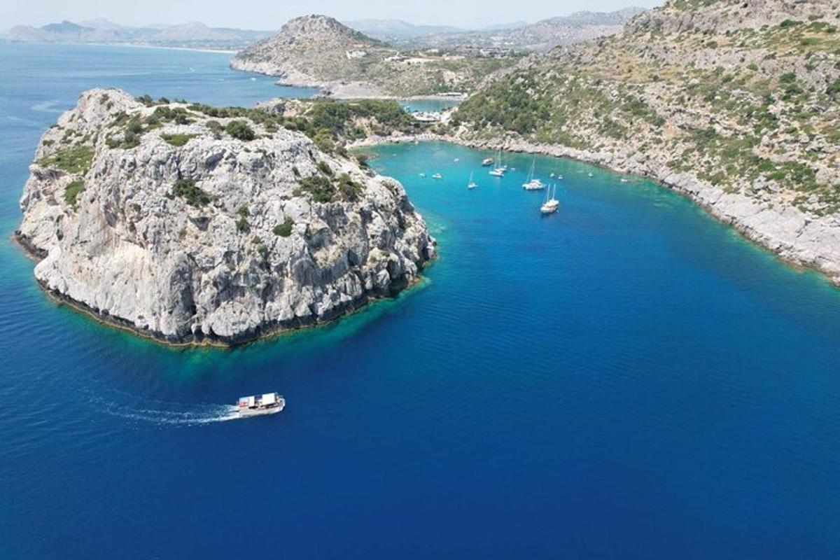 una isla con barcos en una gran masa de agua