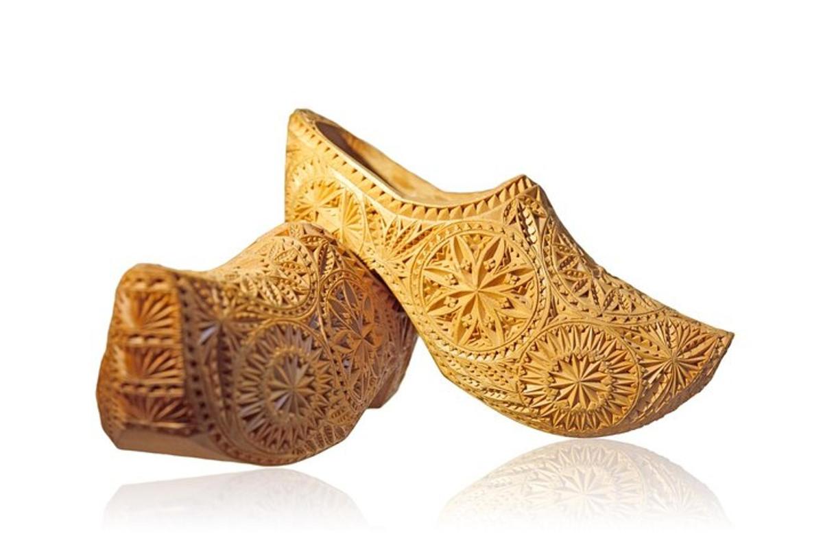 un paio di scarpe dorate su sfondo bianco