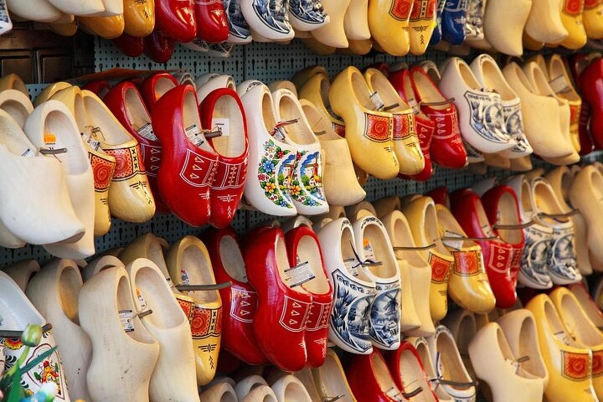 un mucchio di scarpe sono allineate su un muro