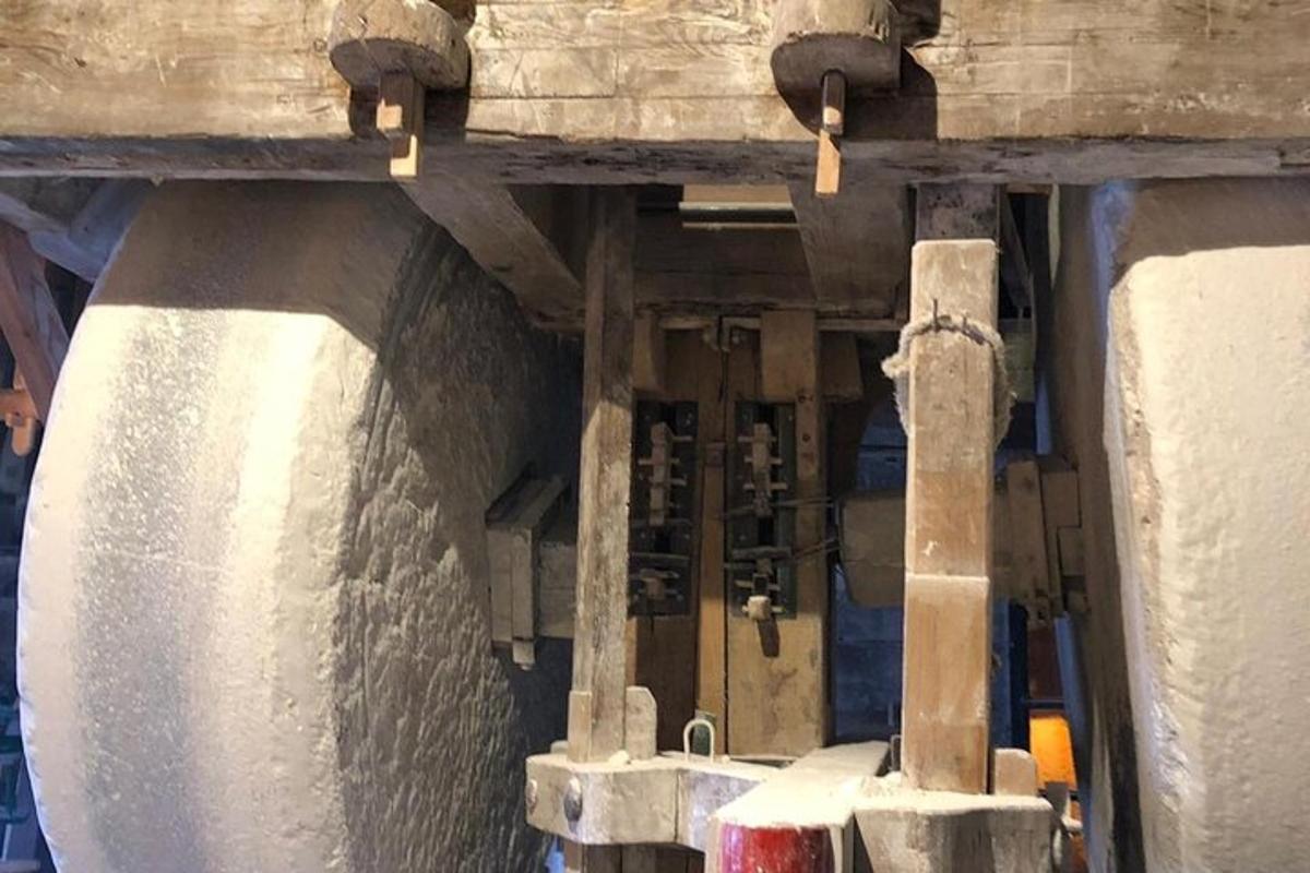 un primo piano di un edificio in pietra con colonne