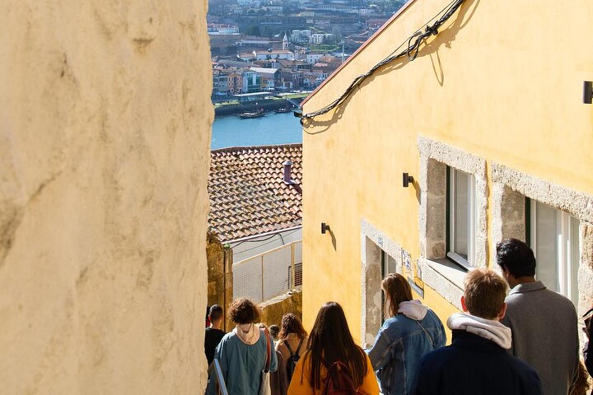skupina lidí procházejících se mezi dvěma budovami