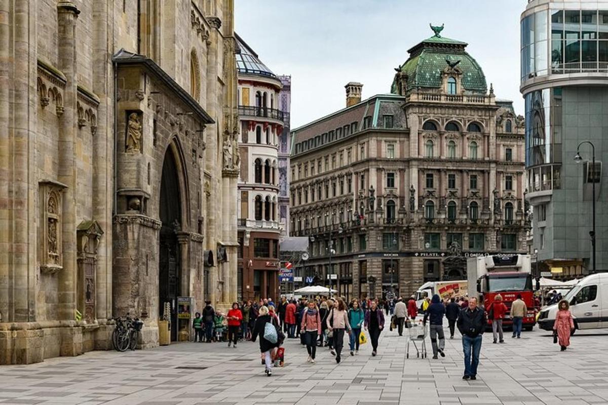skupina ľudí kráčajúcich po mestskej ulici