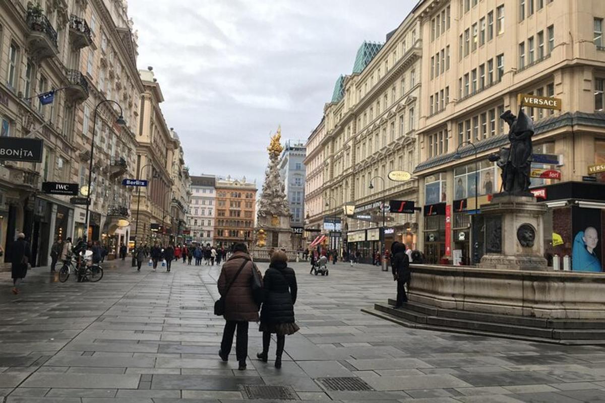 Grupa ludzi idąca ulicą miasta