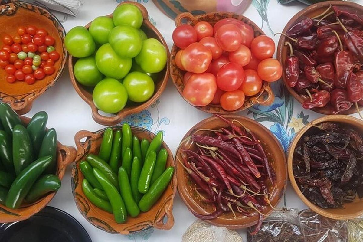 un grup de cistelles de fruites i verdures sobre una taula