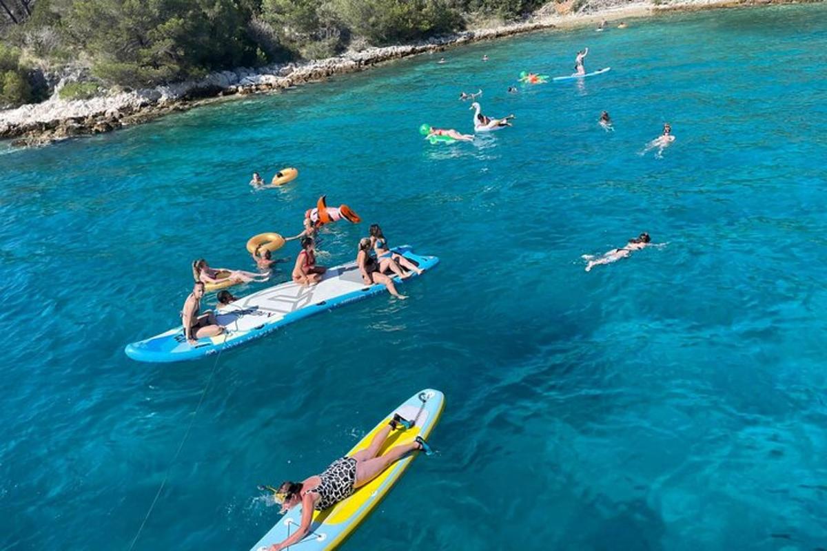 um grupo de pessoas em pranchas de surfe na água