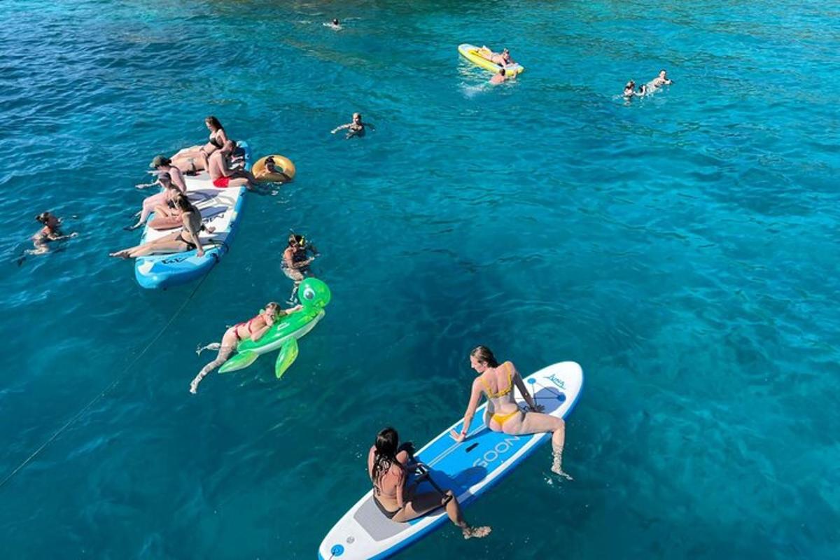um grupo de pessoas em pranchas de surfe na água