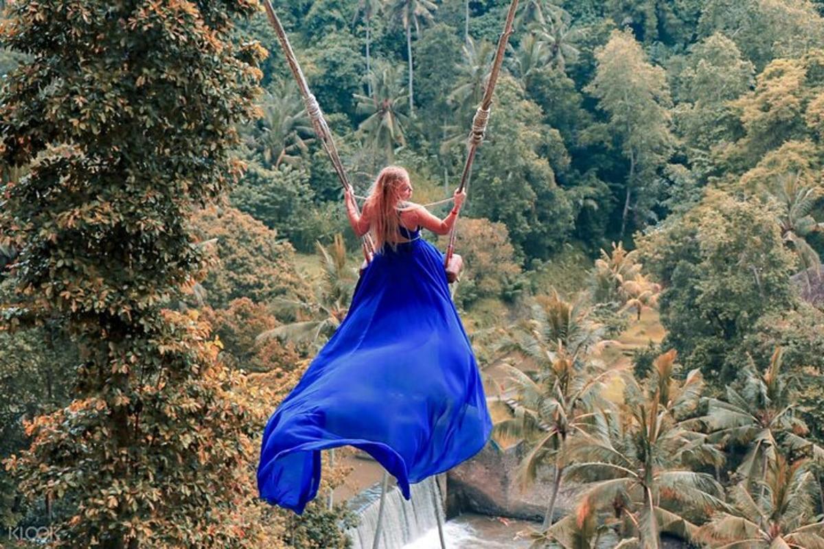 seorang wanita berbaju biru sedang berbuai