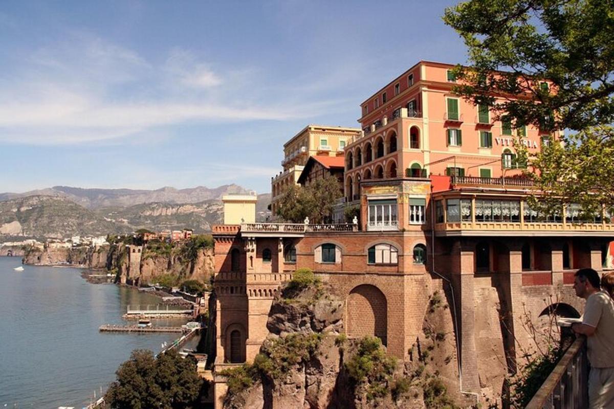 un edifici al vessant d'una muntanya al costat de l'aigua