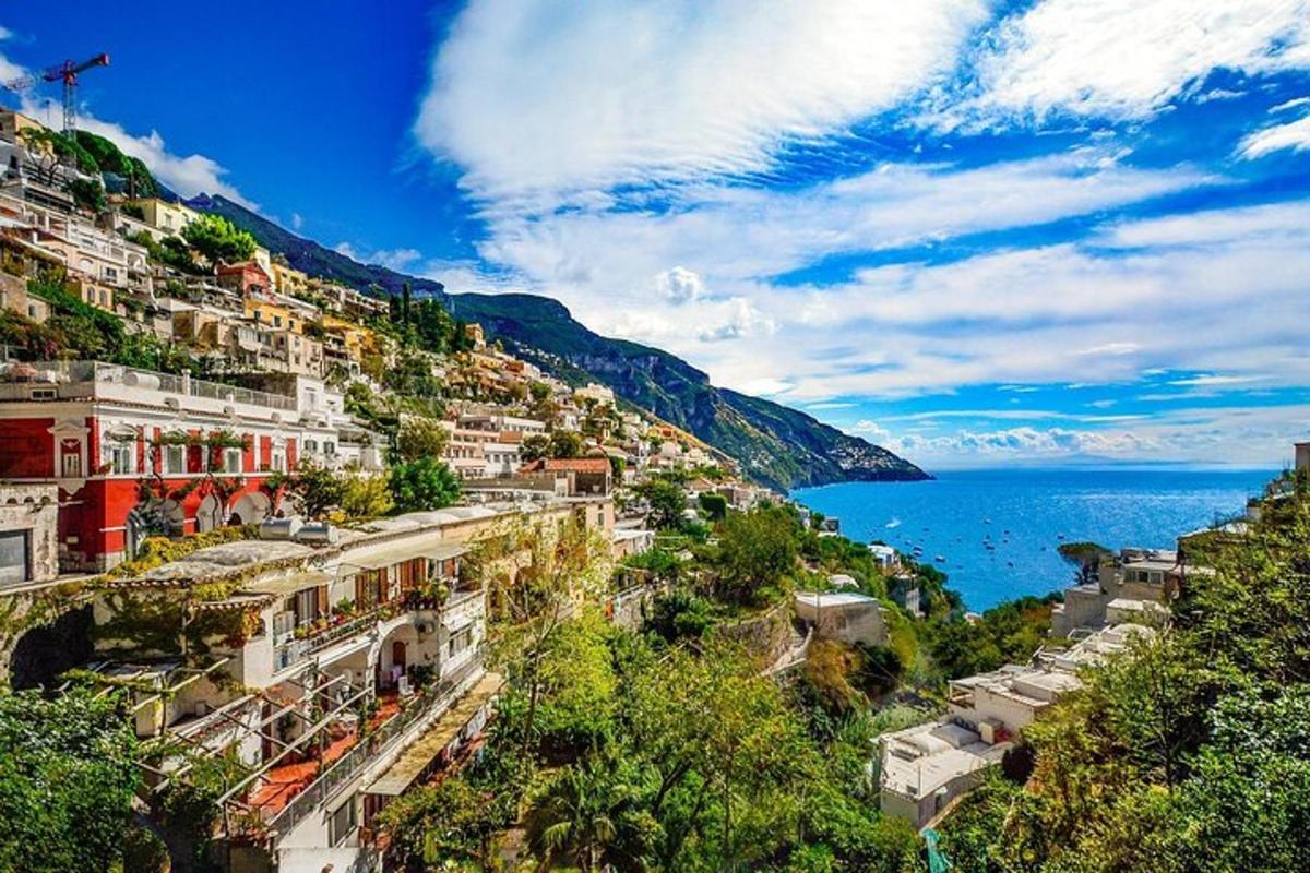 un grup d'edificis en un turó al costat de l'oceà