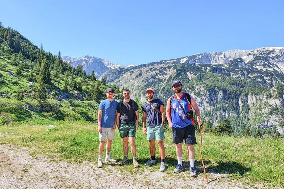 un gruppo di uomini in piedi sulla cima di una montagna