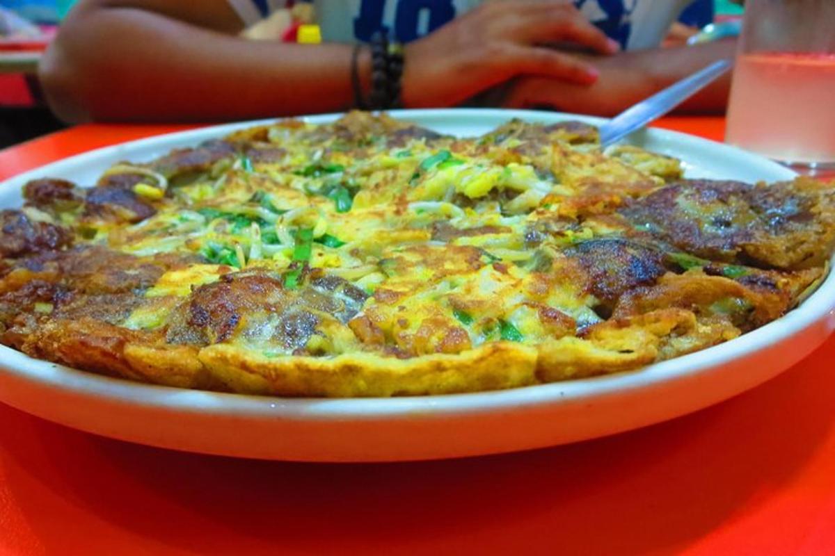 en pizza på en tallerken på et bord