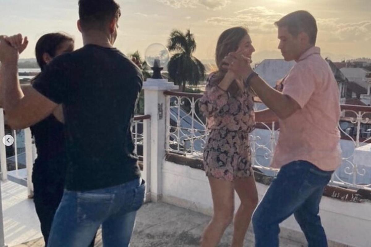 en gruppe mennesker som danser på en balkong