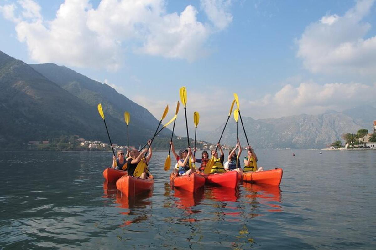un grup de oameni în caiace pe un lac