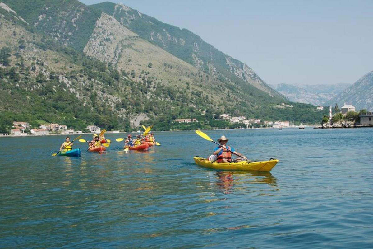 un grup de oameni în caiace pe un lac