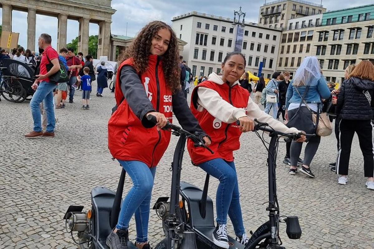 due donne in scooter su una strada cittadina