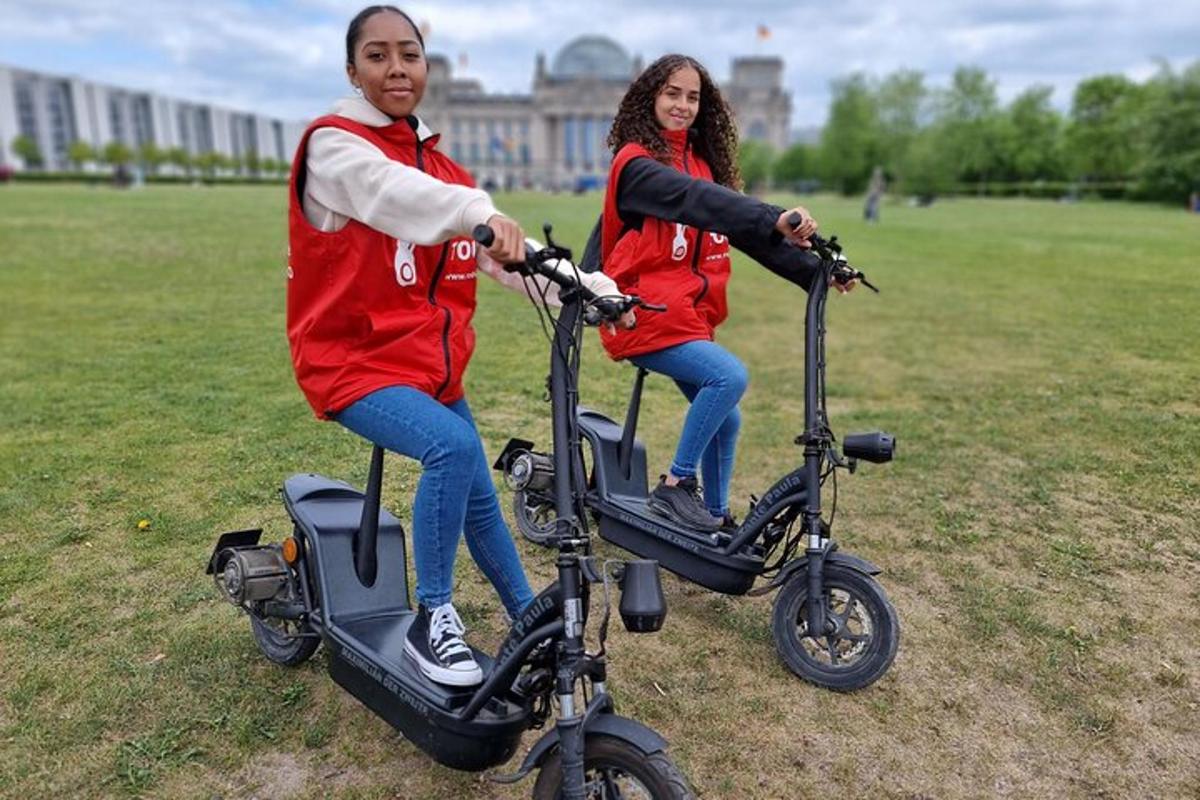 due persone stanno andando in scooter in un parco