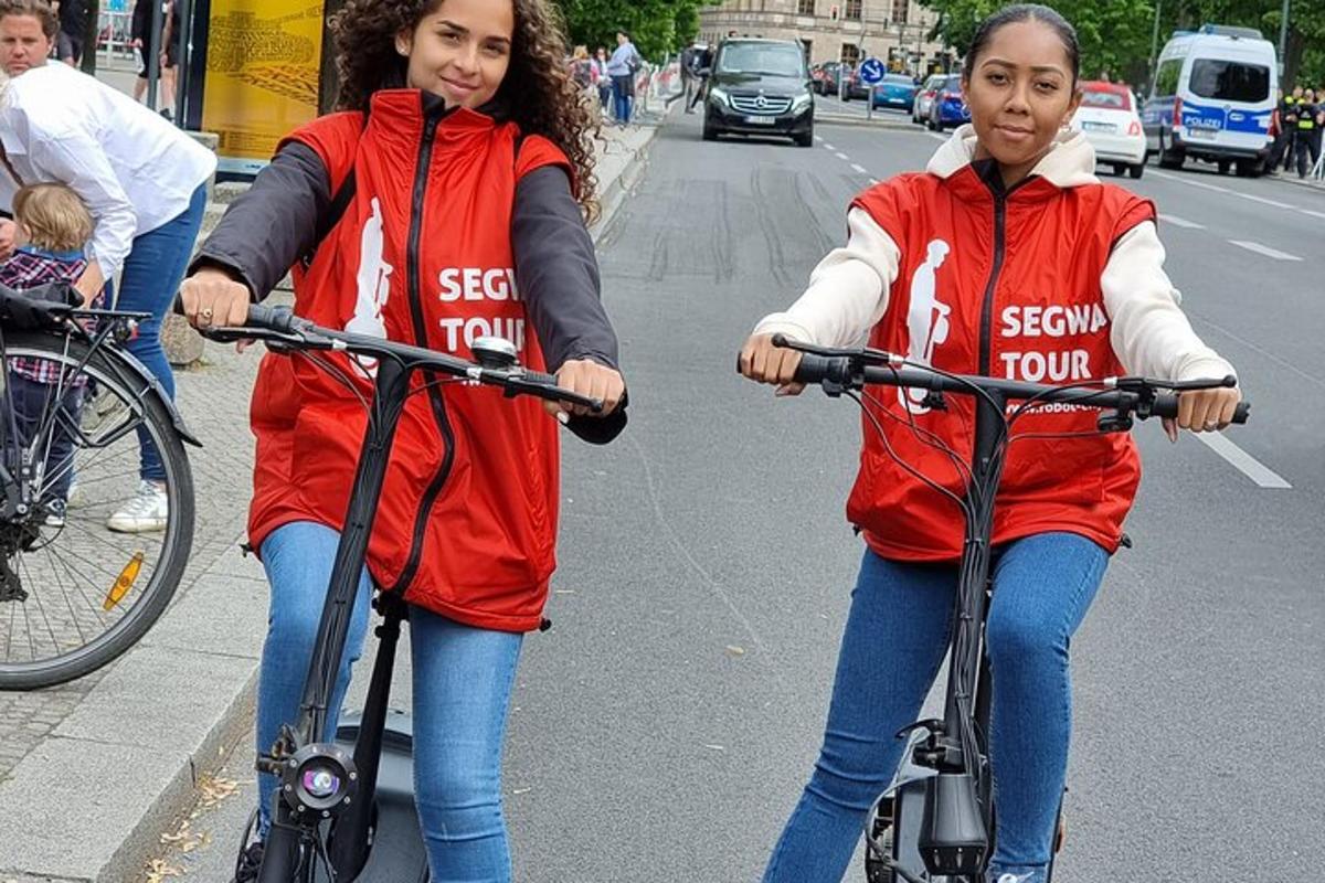 dua wanita menunggang basikal menyusuri jalan bandar