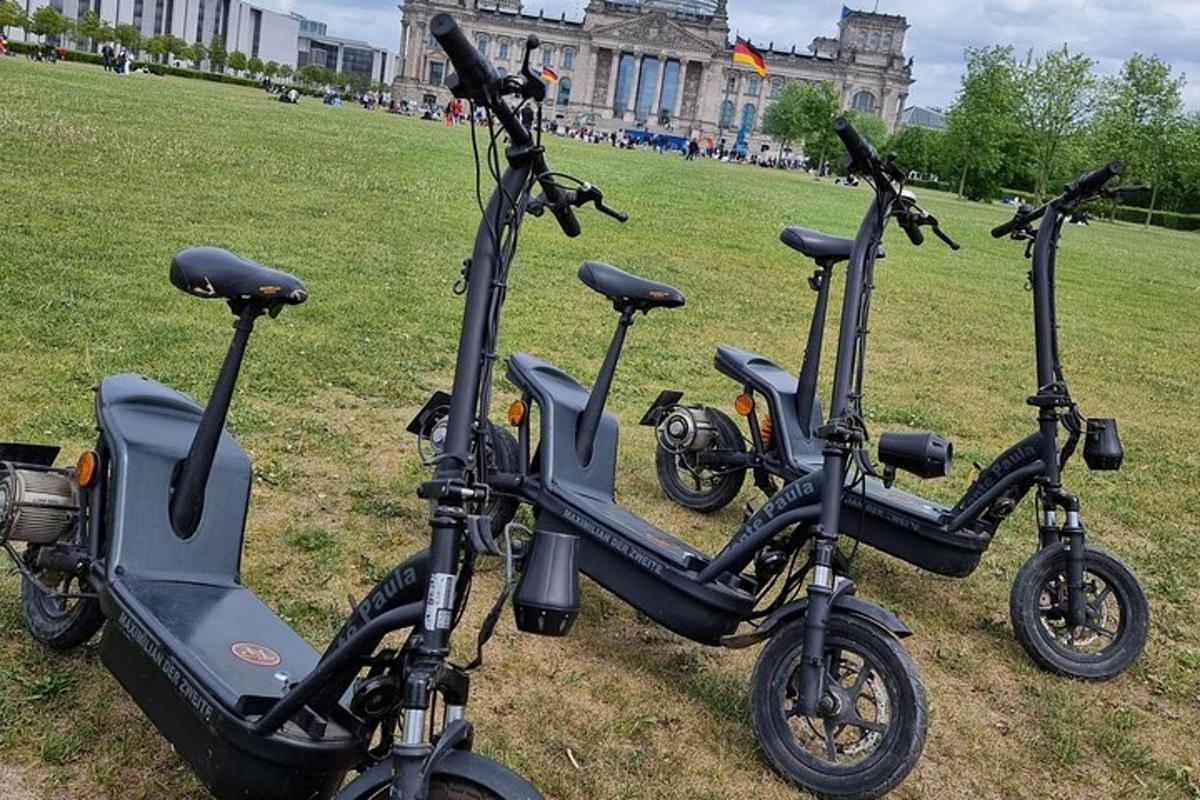 due scooter parcheggiati sull'erba in un parco