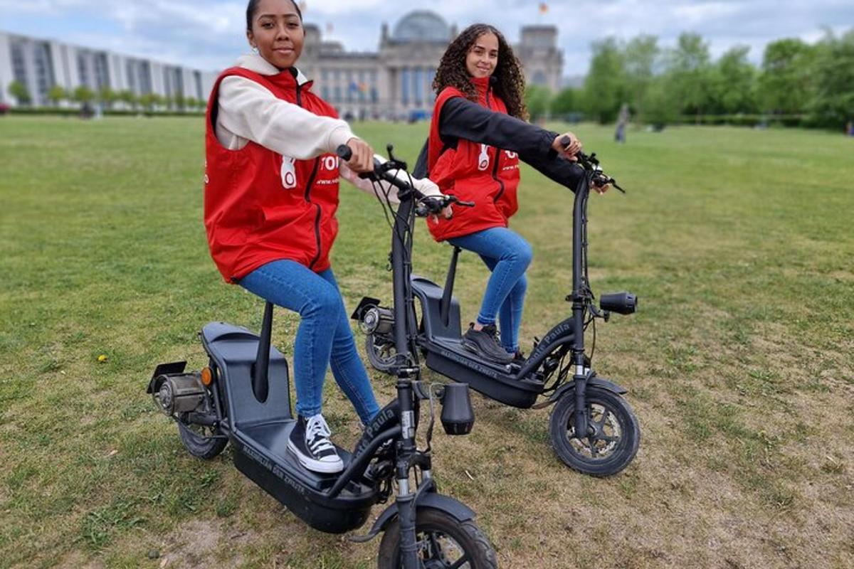 seorang lelaki dan seorang wanita menaiki skuter elektrik