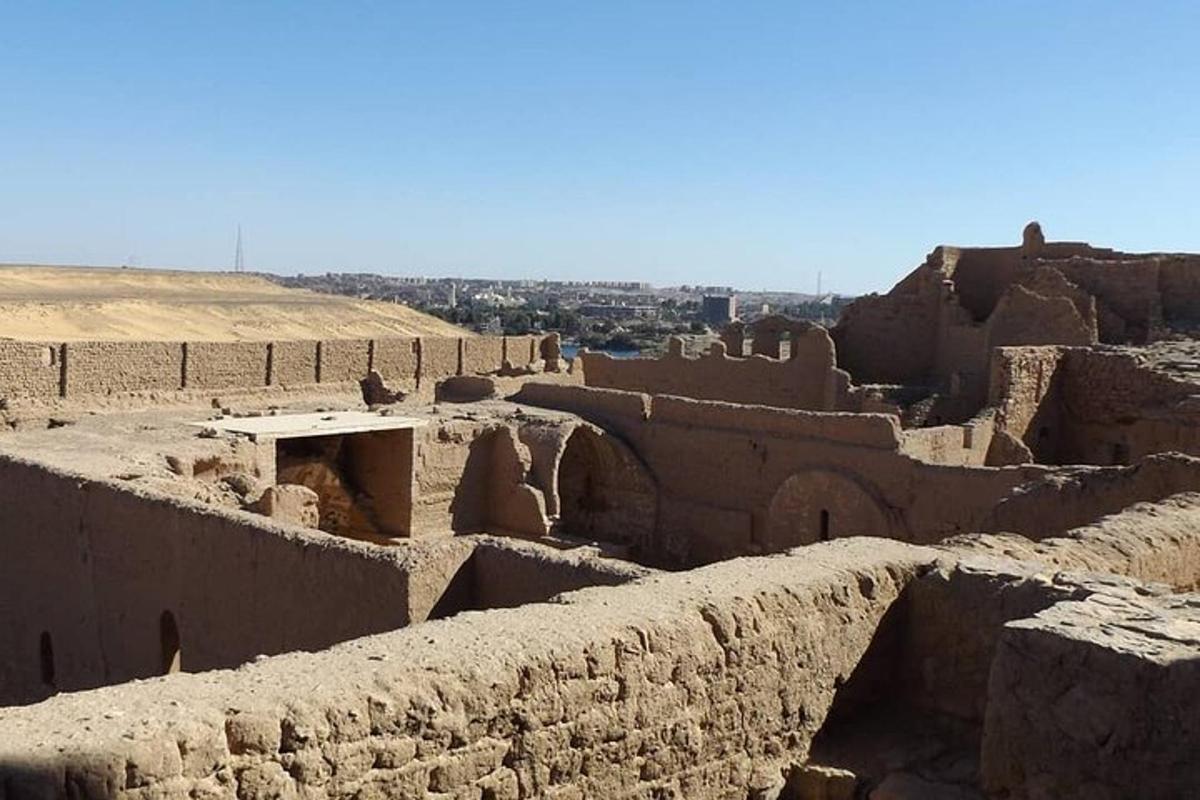 uma vista das ruínas de um edifício
