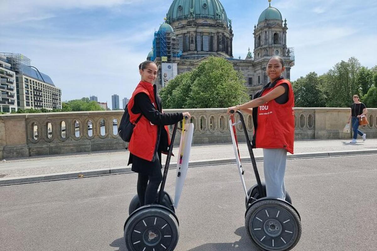 Tvær konur hjóla á Segway á götunni