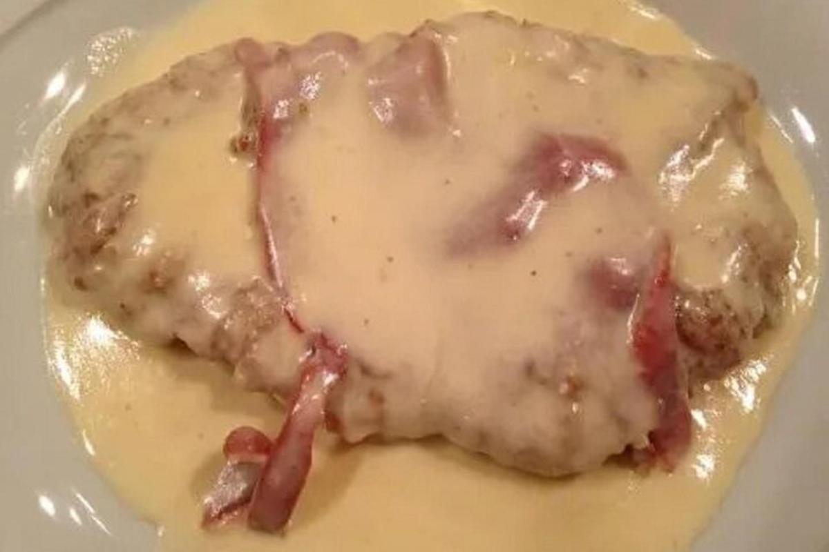 un tros de menjar en un plat amb salsa