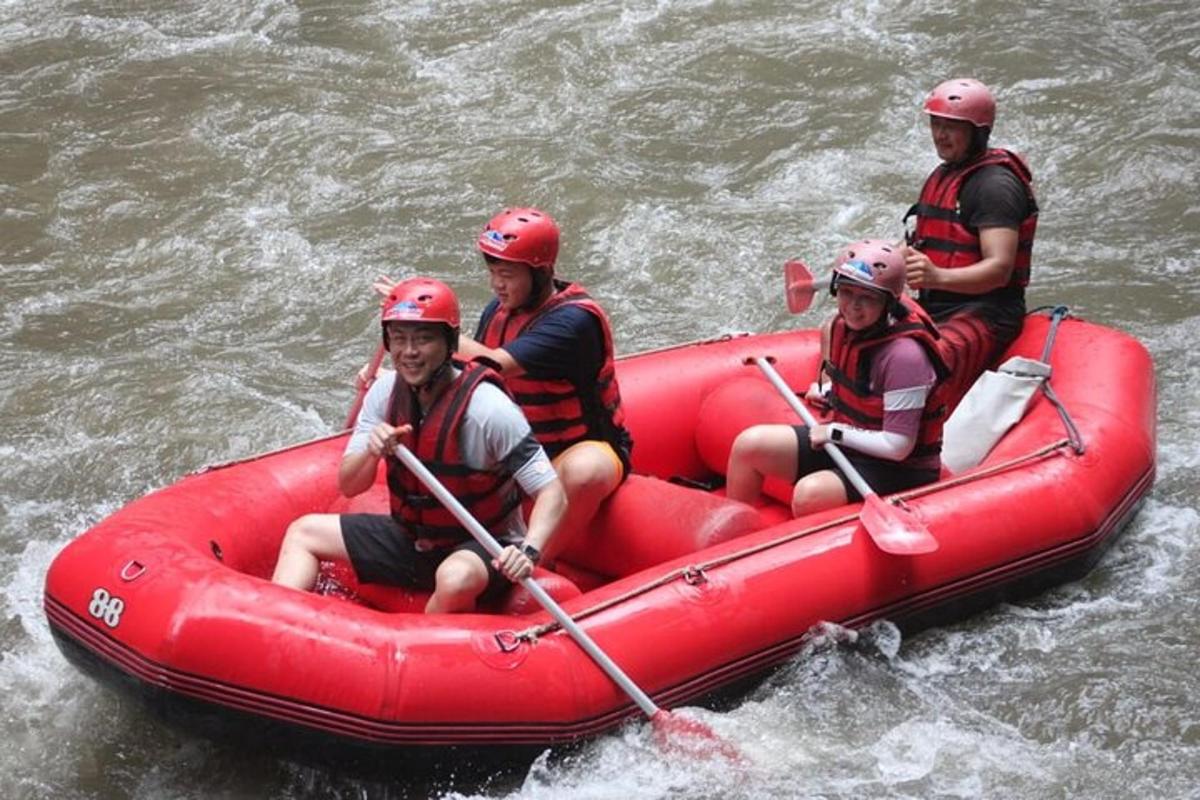 un grupo de personas en una balsa en el agua