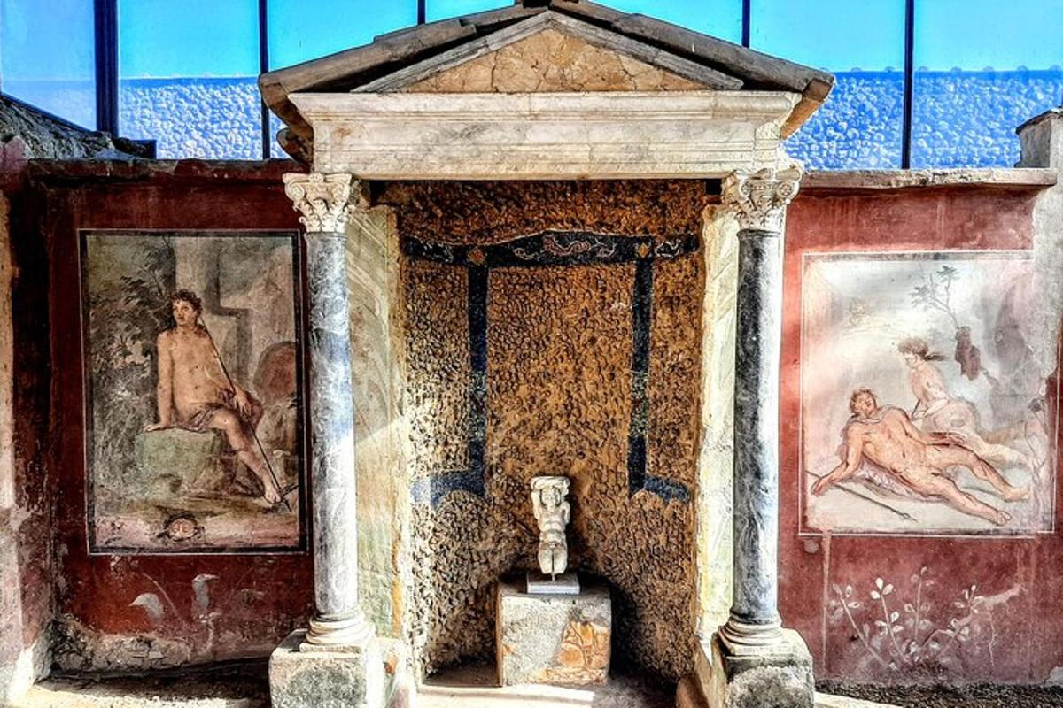 istaba ar gleznām pie sienas ar statuju