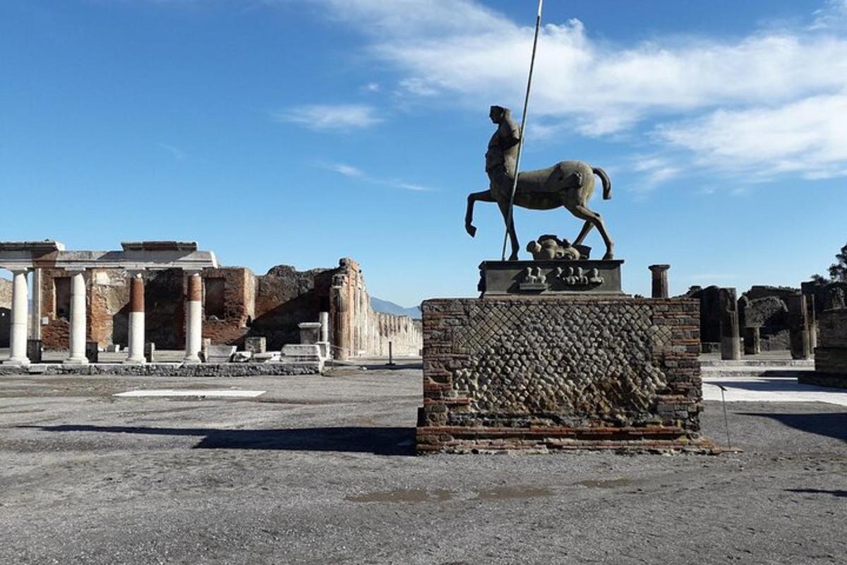 statuja, kurā attēlots vīrietis zirgā ar šķēpu rokās
